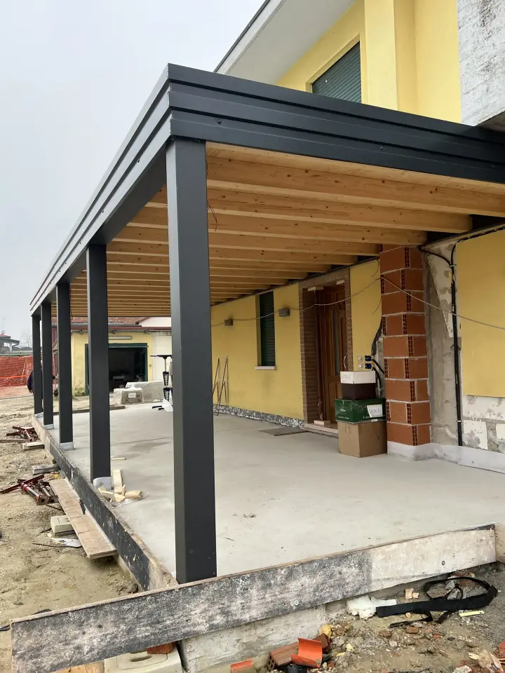 Portico in metallo e legno